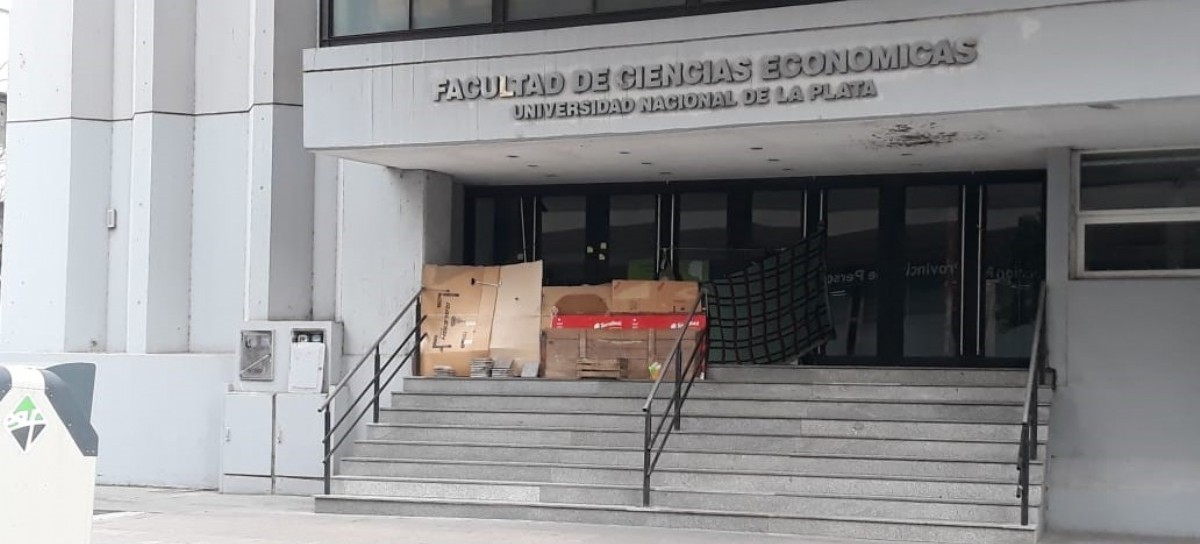 Una familia, nueva inquilina en la entrada de la Facultad de Ciencias Económicas de La Plata