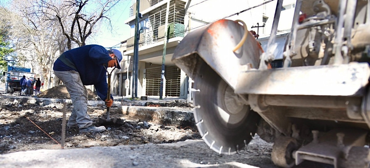 La Plata: el Municipio avanza con obras de pavimentación y bacheo en distintas zonas