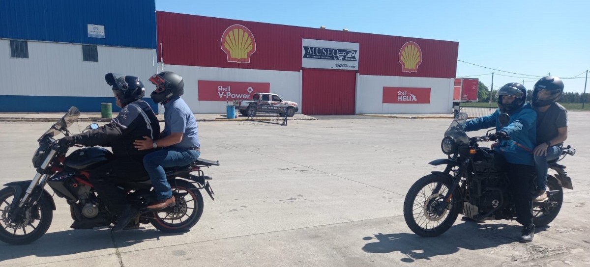 Conductores de motos registrados en Uber tuvieron un taller teórico-práctico en el Mouras