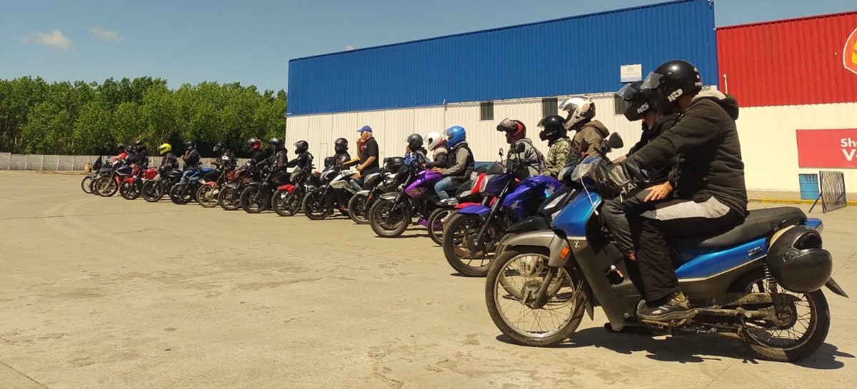 Conductores de motos registrados en Uber tuvieron un taller teórico-práctico en el Mouras