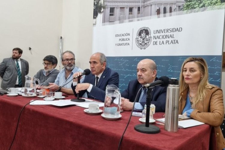 La renuncia de un histórico referente de la UNLP generó una enorme cantidad de conjeturas