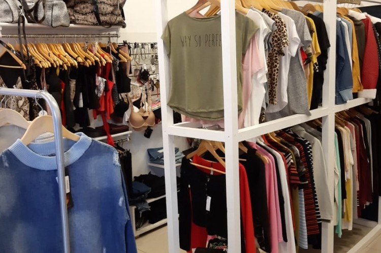 La Secretaría de Comercio acordó mantener los precios de la ropa hasta el 1 de diciembre