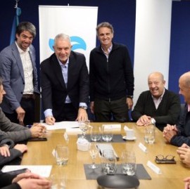 El Gobierno bonaerense y el de La Plata acordaron obras para mejorar el servicio de agua potable