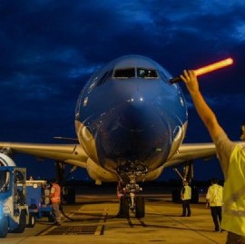 Este lunes saldrá el avión a Rusia que traerá el principio activo para producir la Sputnik V