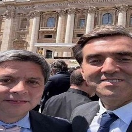 ¿De qué se reía?: el intendente de Luján viajó al funeral del Papa tras un acto con Kicillof