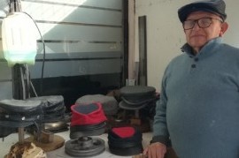 Acechado por la quiebra, un fabricante artesanal de gorros pide ayuda