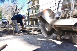 La Plata: el Municipio avanza con obras de pavimentación y bacheo en distintas zonas