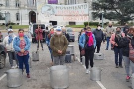 La Plata: desbordados y sin ser escuchados, referentes de comedores populares hicieron un "Ollazo"