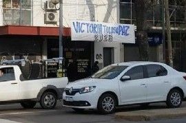 La "Campaña que no es" en La Plata: aparecieron carteles y la protagonista salió a desacreditarlos