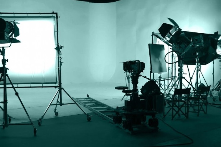 Un creador digital causa furor al "resolver" tragedias de películas y series con IA