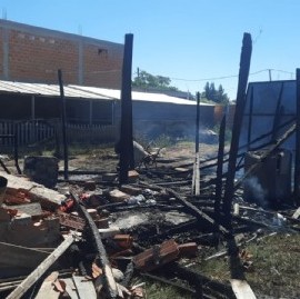La Plata: una familia perdió su casa en un incendio y piden ayuda urgente