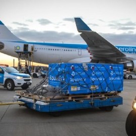 Llegó el avión que trajo el primer lote del principio activo para producir la vacuna Sputnik V