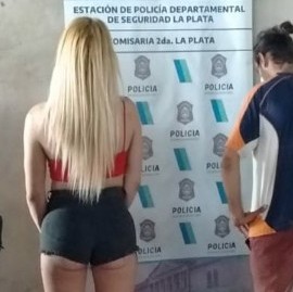 Una mujer y un hombre caminaban nerviosos y los detuvieron: ella llevaba marihuana en sus genitales