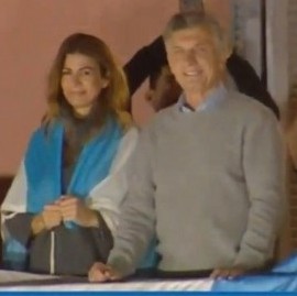 Ante una multitud que se pronunció por su reelección, el presidente Macri saludó desde Casa Rosada