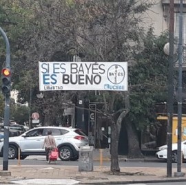 Con juego de palabras y logo de reconocido laboratorio, un candidato busca instalarse en La Plata