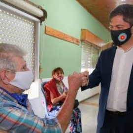 Magdalena: el gobernador Kicillof visitó un operativo de vacunación y recorrió obras en un hospital