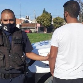 La Plata: Detuvieron a un hombre que golpeó a su pareja y rompió los electrodomésticos de la casa