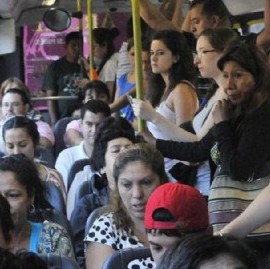 Un clásico: no hay trenes, y el servicio de colectivos está colapsado