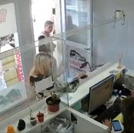 Un dirigente defensor de Derechos Humanos le pegó a una empleada de una empresa de colectivos