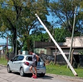 La Plata: fue a practicar estacionamiento con su auto nuevo y casi tira abajo un poste de luz