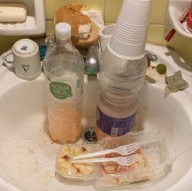 La Plata: la casa donde vive una señora anciana abandonada, según el vecindario, es "de terror"