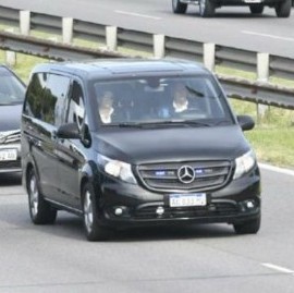 Tras casi un día de demora, el presidente Mauricio Macri llegó para despedir a su padre fallecido