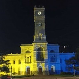 "Ucrania, estamos contigo": el Palacio Municipal de La Plata con colores del país invadido por Rusia