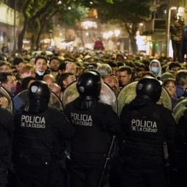 Incidentes frente al domicilio de la vicepresidenta Kirchner, quien repudió el accionar policial