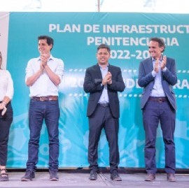 Sonrisas de ministros y el gobernador Axel Kicillof al anunciar obras para construir cárceles