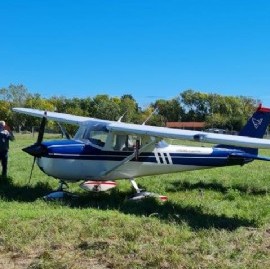 Una avioneta piloteada por un joven de 20 años aterrizó de emergencia en un campo de Los Hornos