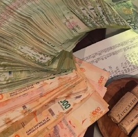 Cobros delirantes y pago con una cantidad de billetes exorbitante: locura inflacionaria en Argentina