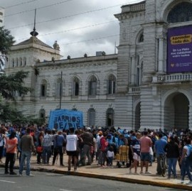 Un pollo por cada comedor cada quince días: duros cuestionamientos al intendente Julio Garro