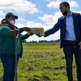 Castelli: el intendente Echarren entregó 22 hectáreas a la Unión de Trabajadores de la Tierra