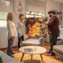 La intendenta de Quilmes, Mayra Mendoza, recibió el regalo de un artista comprometido con ella misma