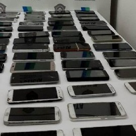 La Plata: un detenido tras allanarle su casa, en donde tenía más de 60 celulares y 21 tablets