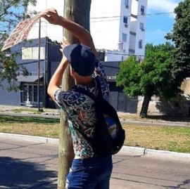 La Plata: un personaje apodado "alemán" retira carteles publicitarios de la vía pública