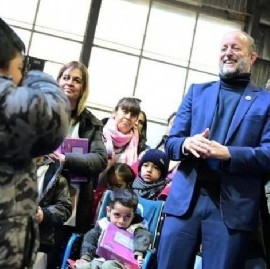 Lomas de Zamora: Insaurralde y De Pedro entregaron tablets del plan Conectar Igualdad