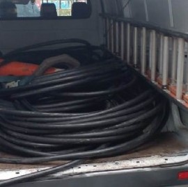 Lanús: tres policías simulaban custodiar a "operarios" que eran ladrones de cables de fibra óptica