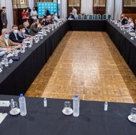 Intendentas e intendentes peronistas les prometieron a Kicillof y Feletti que controlarán precios