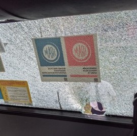 Temor e indignación de usuarios del Costera: cascotearon un colectivo que iba a La Plata