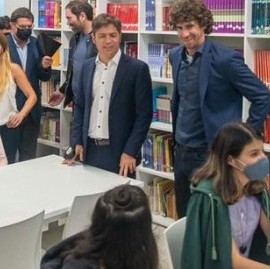 Pese a que prohíbe el uso de barbijos en el aula, Kicillof ingresó a una clase a cara descubierta